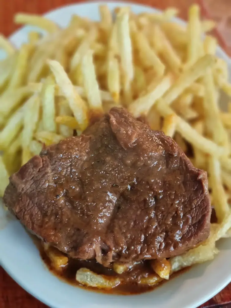 Carne mechada + papas fritas + bebida 