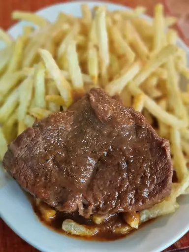 Carne mechada + papas fritas + bebida 